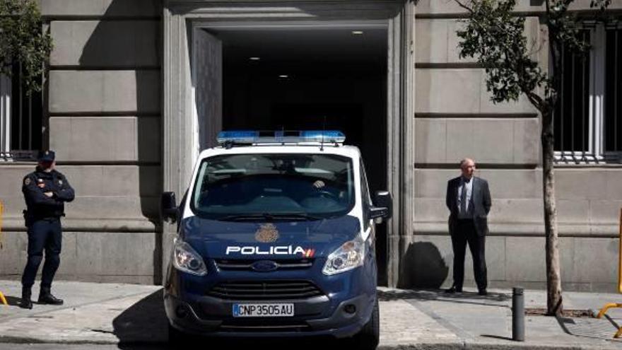 La furgoneta de la Policia Nacional que traslladava Jordi Sànchez, en la seva sortida del Tribunal Suprem