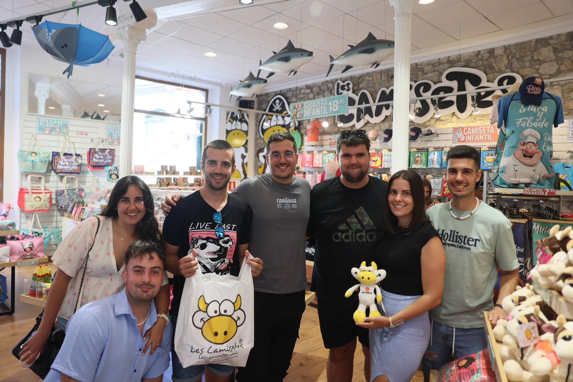 Las compras de los turistas en Gijón para llevarse la ciudad en pequeñas dosis (en imágnes)