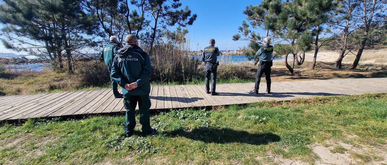 Efectivos de Gardacostas de Galicia y Servicio de Protección de la Naturaleza (Seprona) en la  costa de San Vicente de O Grove, uno de los lugares en los que conviven bateeiros y percebeiros.  //  M. Méndez