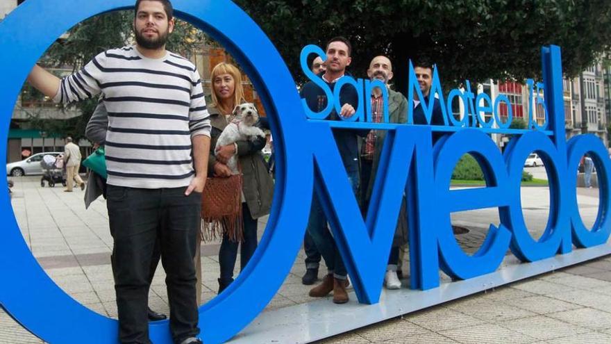 Rubén Rosón, ayer, en las letras de la campaña, junto a representantes de la hostelería y el comercio.