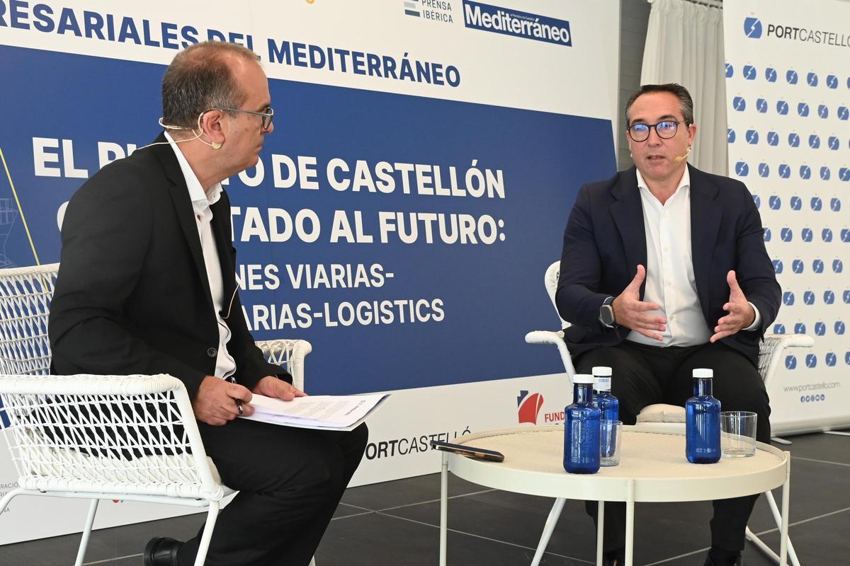 El director de Mediterráneo, Ángel Báez, durante la entrevista al presidente de la Autoridad Portuaria de Castellón, Rubén Ibáñez