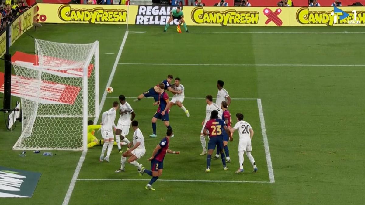 La acción de Dani Ceballos sobre Pau Cubarsí que el Barça reclamó como penalti