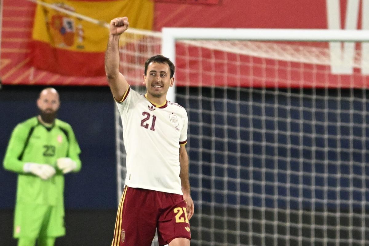 El español Mikel Oyarzabal celebra tras anotar su segundo gol ante Serbia en el partido amistoso que se disputa este viernes en Villarreal. EFE/Andreu Esteban.