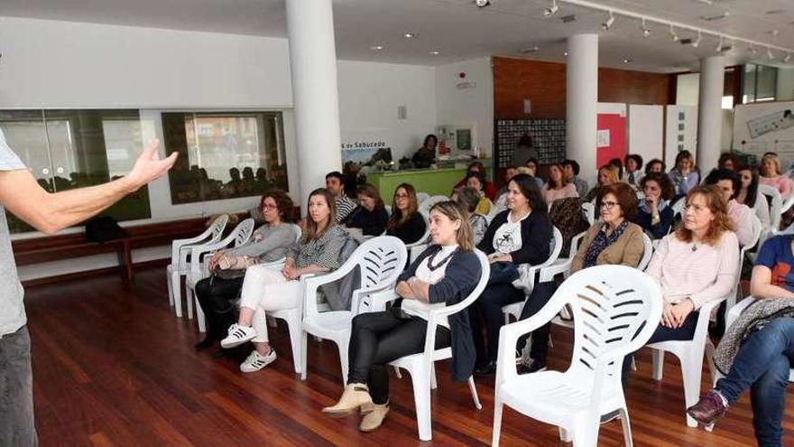 Juan Manuel Campos, ayer, exponiendo cómo se trabaja psicomotricidad en el aula. // Bernabé / Cris M.V.