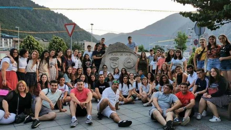 La Banda de Vilatuxe posa ante la Plaza de Lalín en Andorra