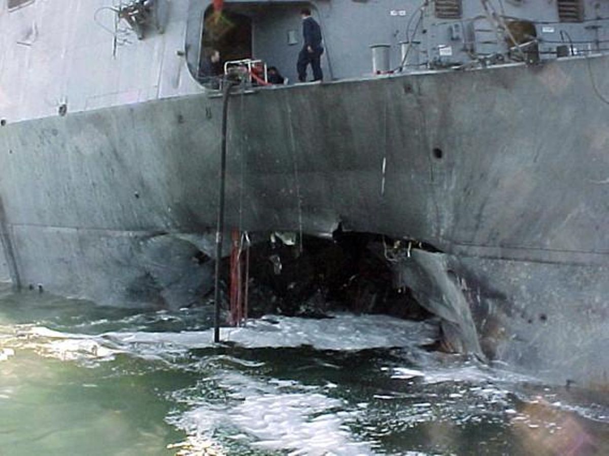 12 d’octubre del 2000. El vaixell de guerra USS Cole danyat després d’un atac amb bombes durant una operació de repostatge al port d’Aden, al Iemen.
