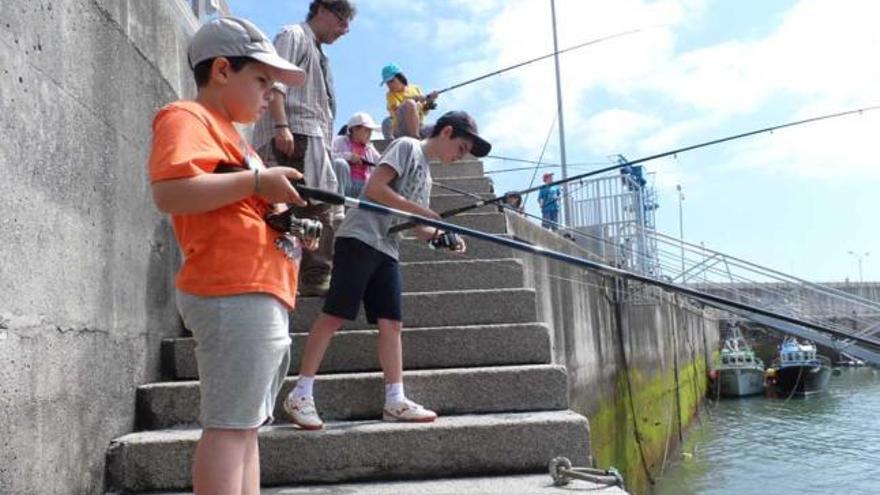 En primer término, Ismael Espinosa y, detrás, los niños Abel Ruiz, Nora Junquera y Nel Ramos, ayer, en el puerto local.