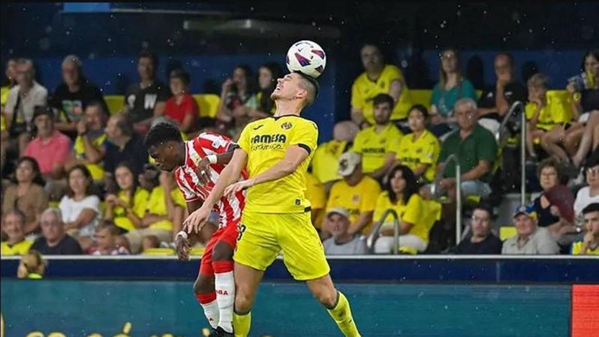 Juan Foyth disputa un balón con Largie Ramazani durante el Villarreal - Almería