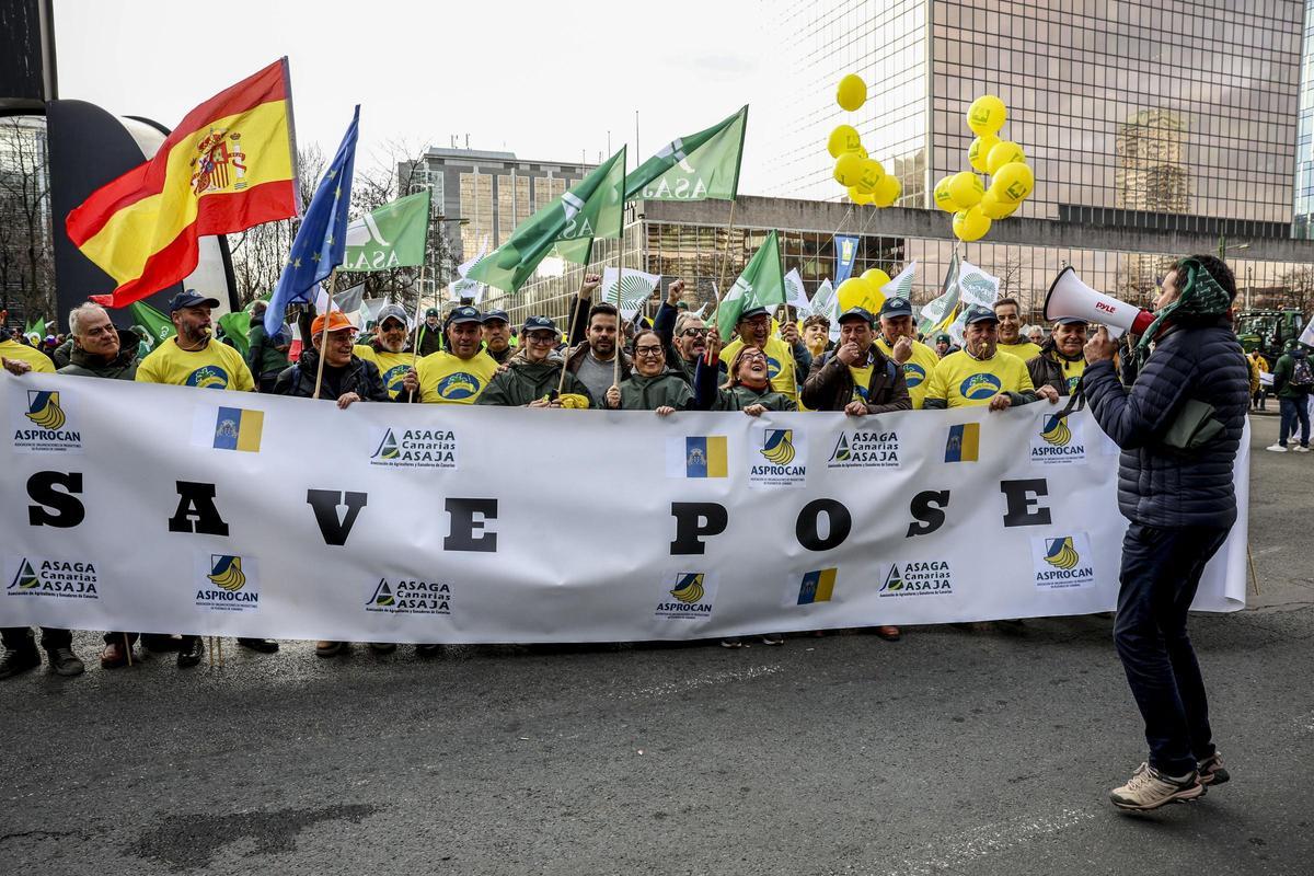 Agricultores canarios se manifiestan en Bruselas contra los recortes.