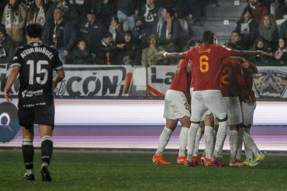 Los jugadores del Valencia celebran el primer gol del equipo en Burgos.
