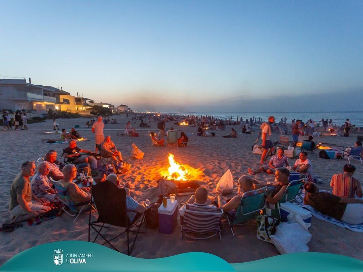 Particulares con sus hogueras en la playa de Oliva en 2025