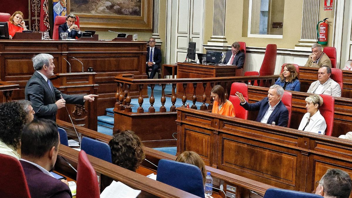 El presidente Fernando Clavijo se dirige al portavoz del PSOE, Sebastián Franquis, durante el debate en el Parlamento.