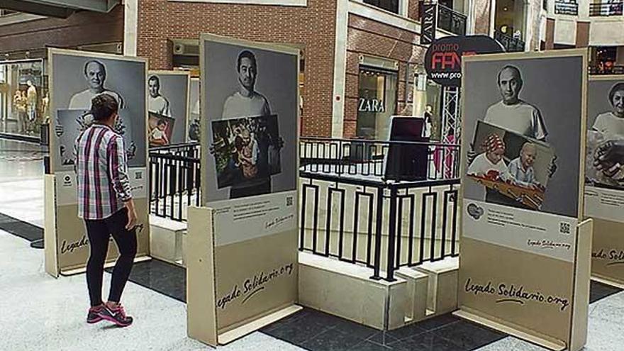 Campaña a favor de los legados solidarios en un centro comercial.