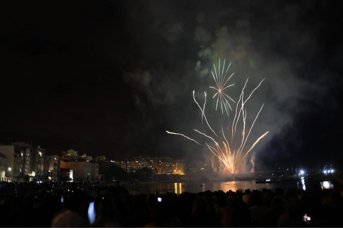 Los fuegos artificiales iluminan las fiestas de Bouzas