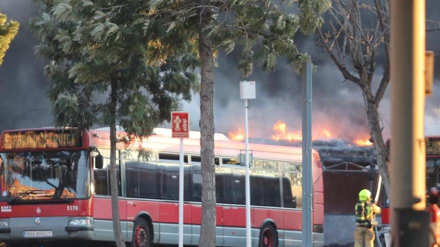 Incendio en València: el fuego devora al menos una docena de autobuses de la EMT