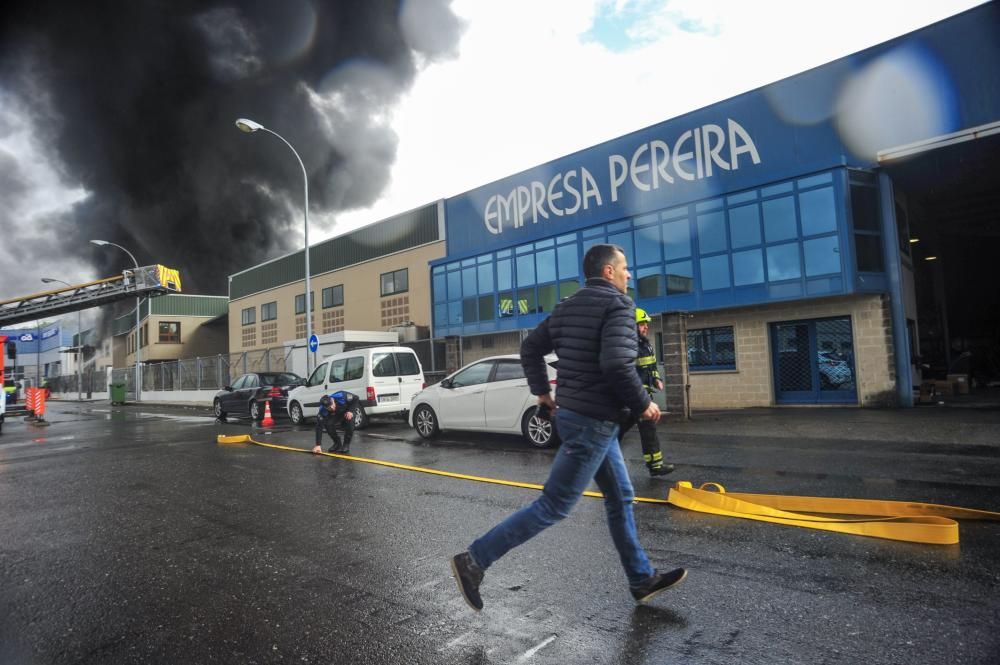 Esta es la estampa que ha dejado el incendio en una nave de Vilagarcía. // Iñaki Abella