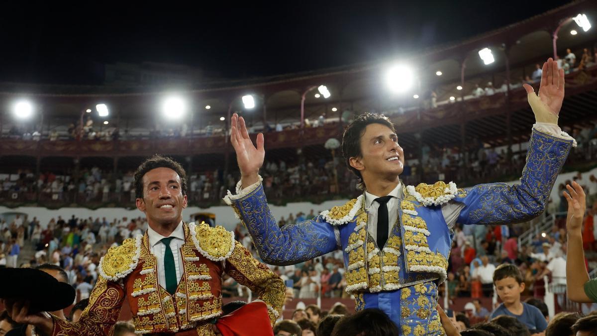 Roca Rey, tres orejas, David de Miranda, con dos, salen a hombros en la última de Málaga