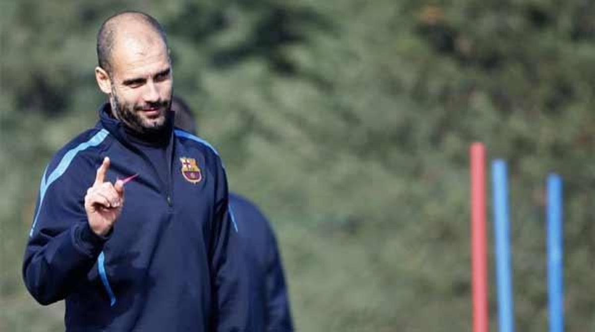 Guardiola està al capdavant de l’expedició del Barça a València.