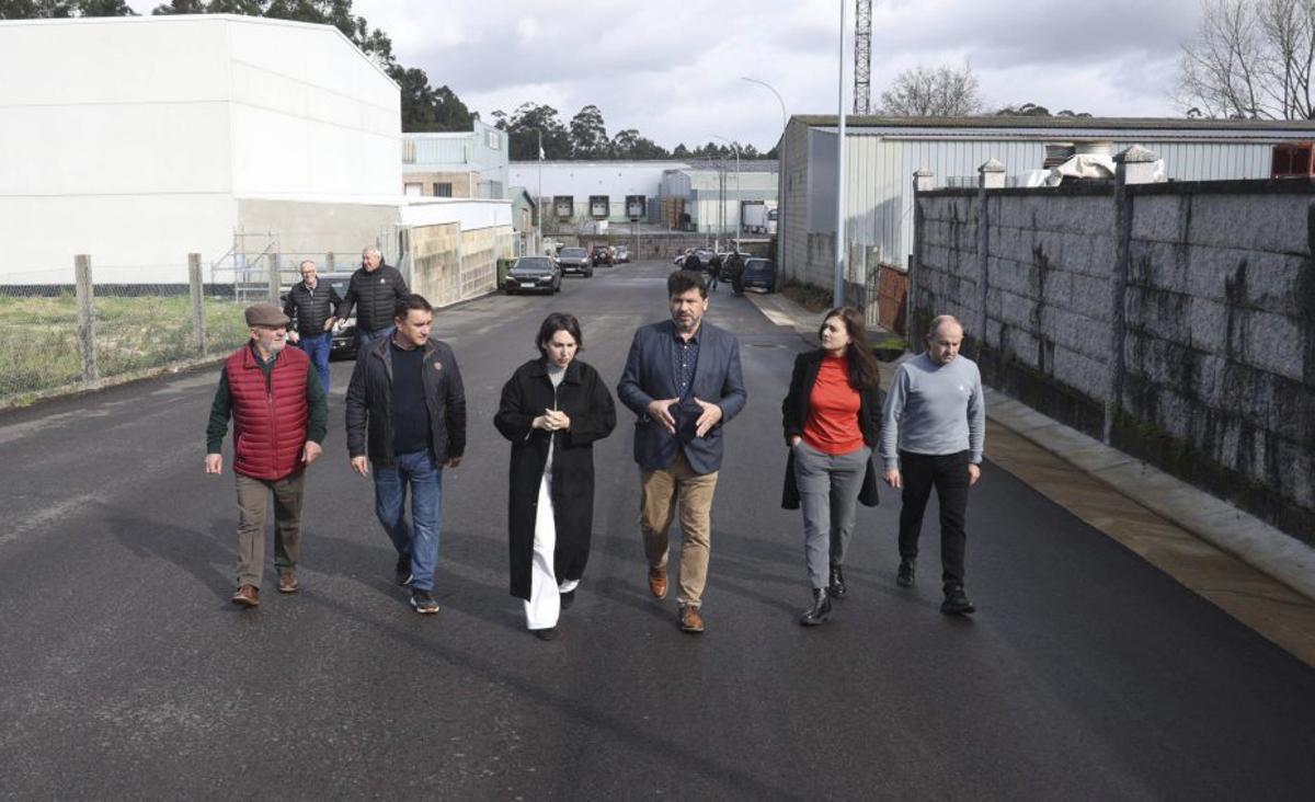 La conselleira y el alcalde, en el centro, durante la visita a Meaño. | NOÉ PARGA