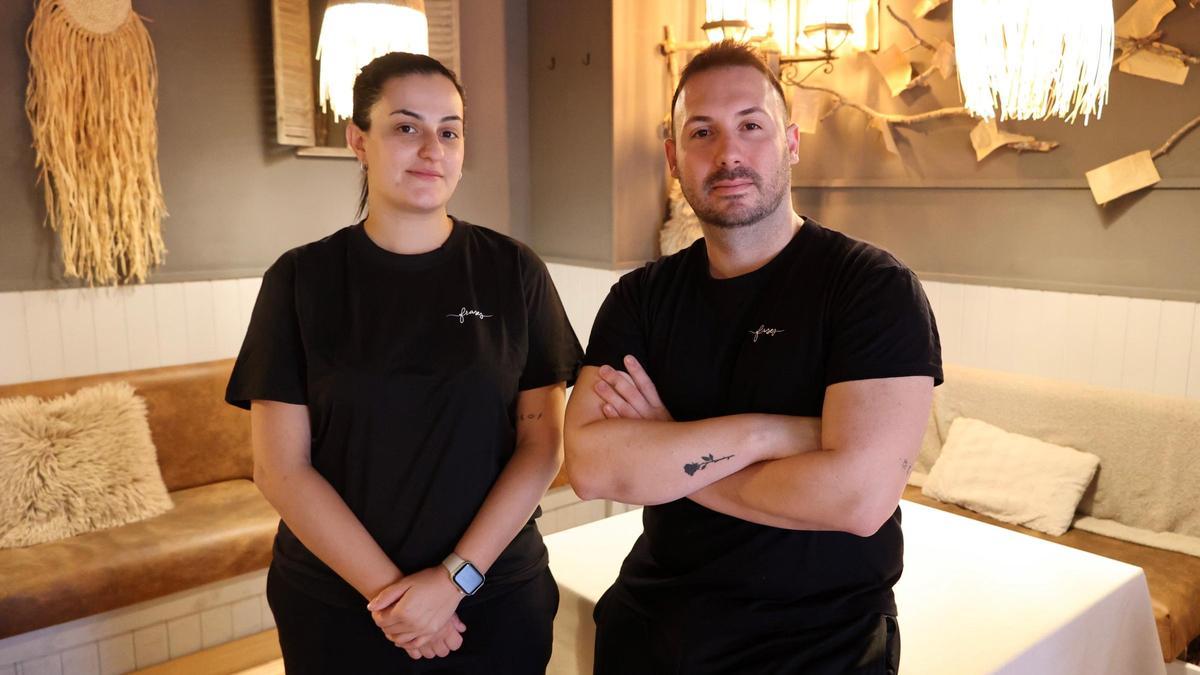 Marco Antonio Iniesta y su socia, María Egea (jefa de sala), en el comedor del Restaurante Frases de Murcia.