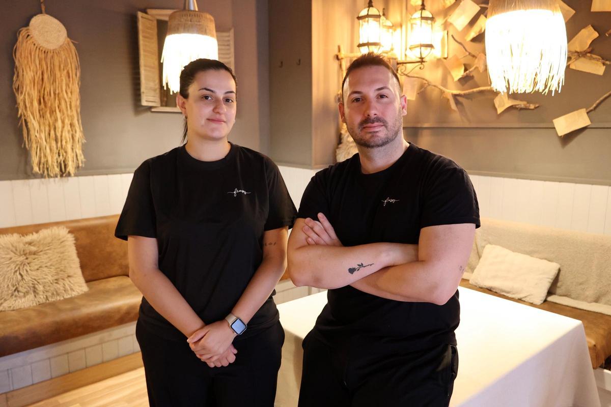 Marco Antonio Iniesta y su socia, María Egea (jefa de sala), en el comedor del Restaurante Frases de Murcia.