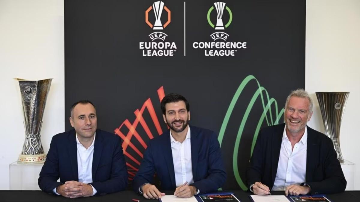 Representantes de la UEFA y Decathlon firmando el acuerdo