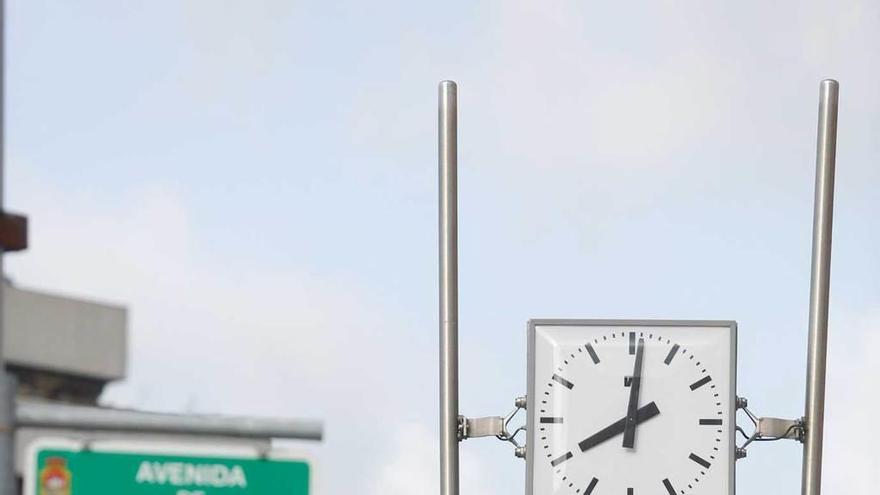 Reloj que no funciona, en la avenida de la Constitución.