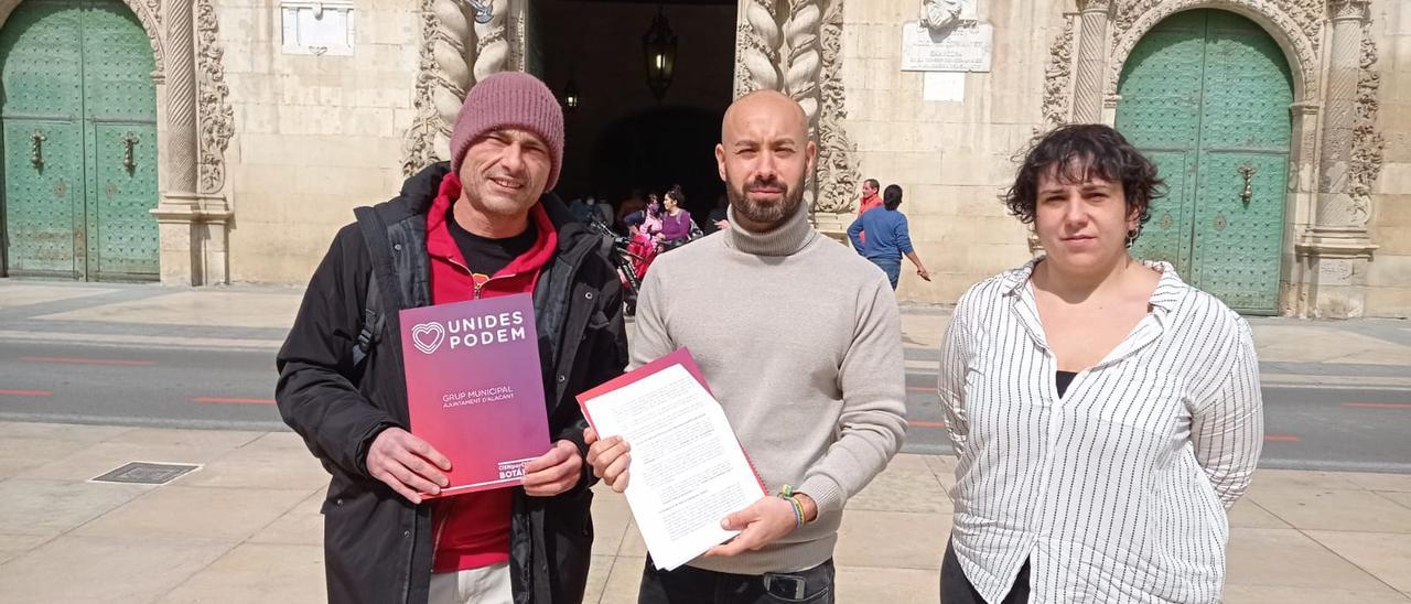 Integrantes de Unidas Podemos con la Proposición no de Ley elevada al parlamento contra la ordenanza de mendicidad