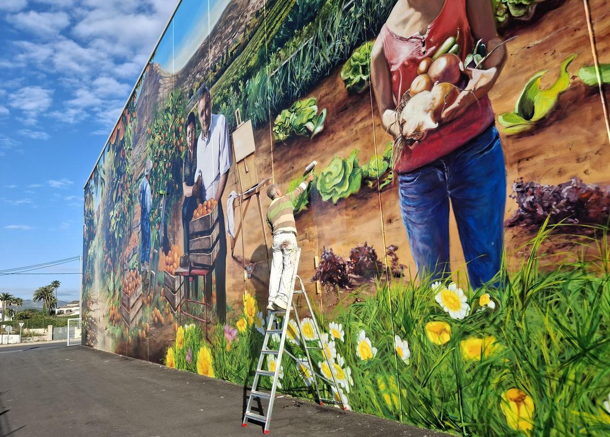 El artista aplica barniz en la obra ya acabada