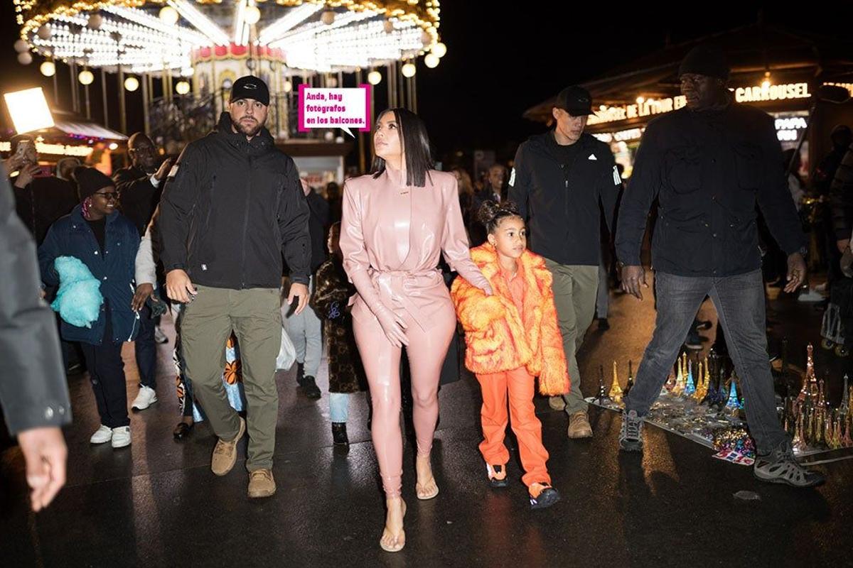 Kim Kardashian en las atracciones de la torre Eiffel de París con North West