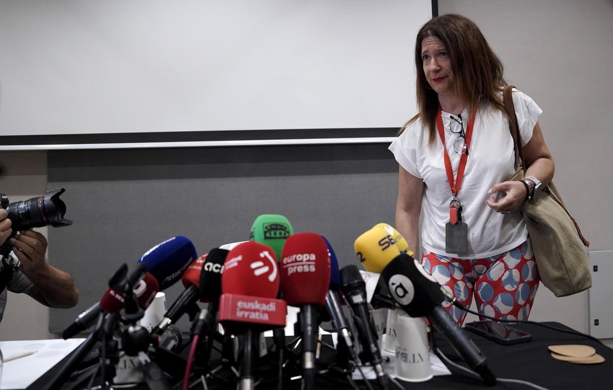 Leire Díez en la rueda de prensa que ha ofrecido y ha aparecido Víctor de Aldama.