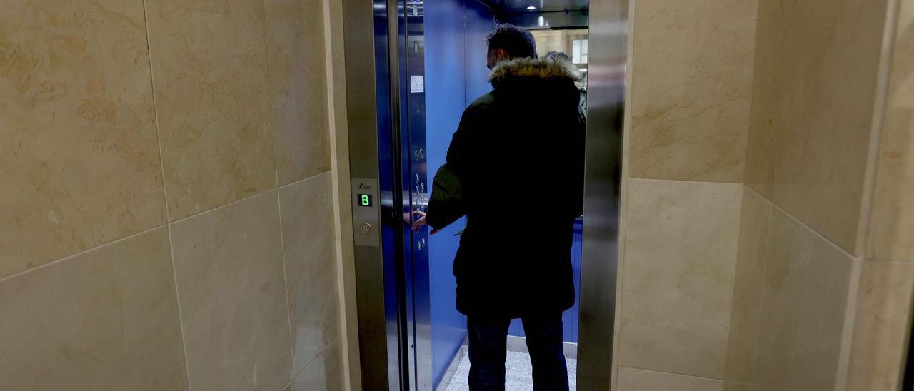 Un hombre entra en el ascensor de un edificio.