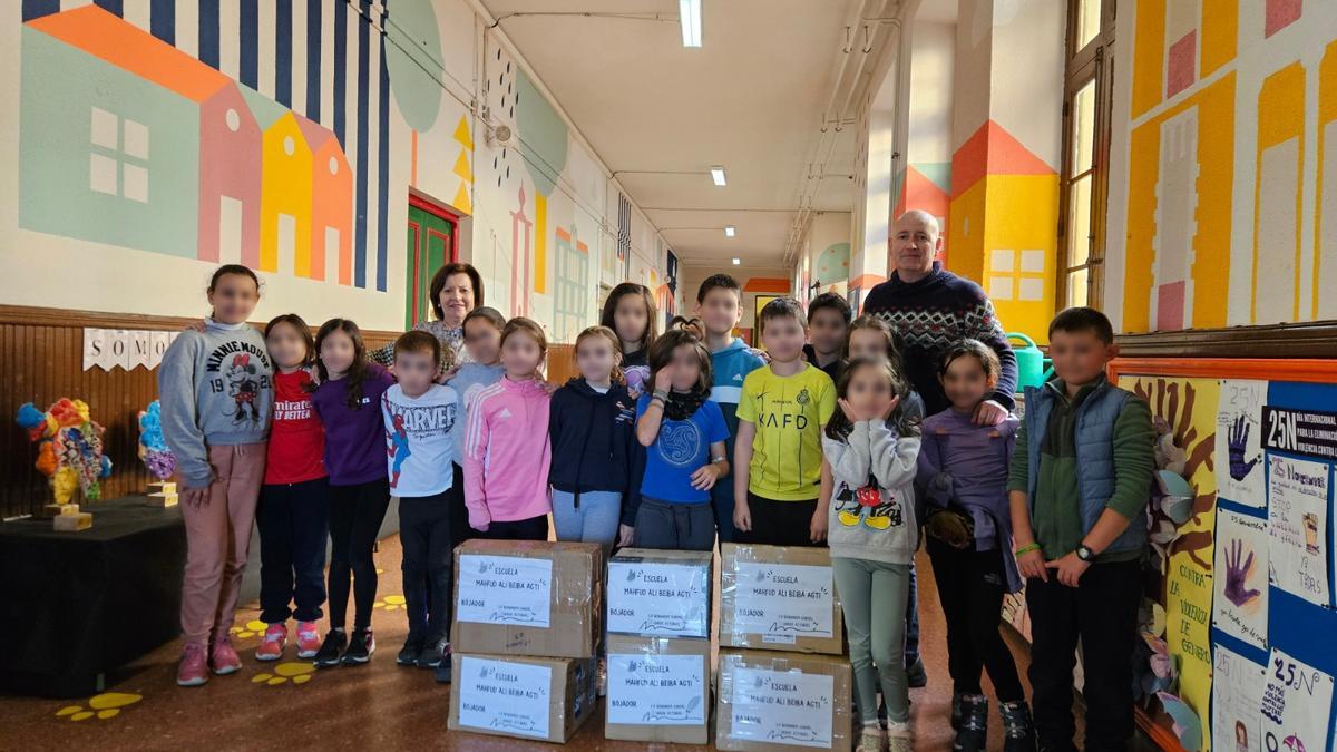 Alumnado de tercero de Primaria, acompañado por el director del centro, Marco González  y la coordinadora del programa de hermanamiento con el Sáhara, Maite Álvarez.
