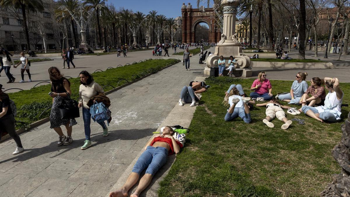 Varias personas en el parque de la Ciutadella de Barcelona.