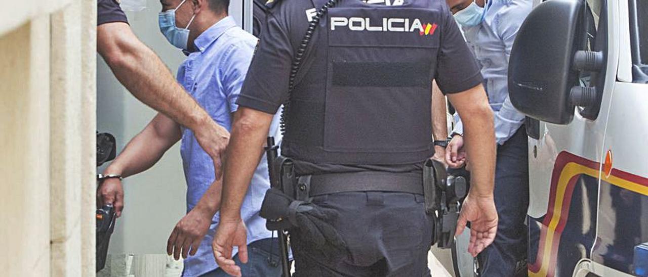 Dos de los acusados al llegar a la Audiencia de Alicante. | PILAR CORTÉS