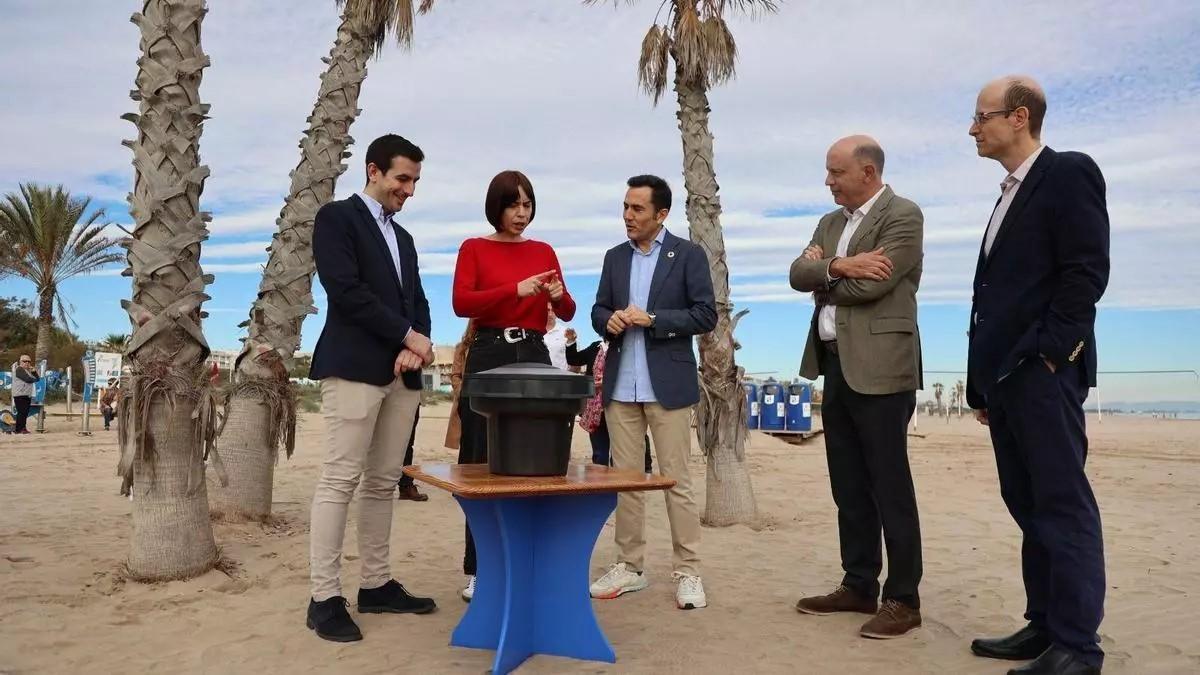 La ministra Diana Morán en la palya de Canet presentando el proyecto
