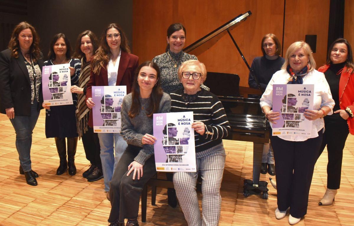 En la foto: Alba Bugarín, Ángeles Davila, Vicky Pérez, Lorena Castro, Lía Sáez y Lina (sentadas), Nidia Arévalo, Teresa, Inés Lorenzo y Ana Rodríguez Cabaleiro.