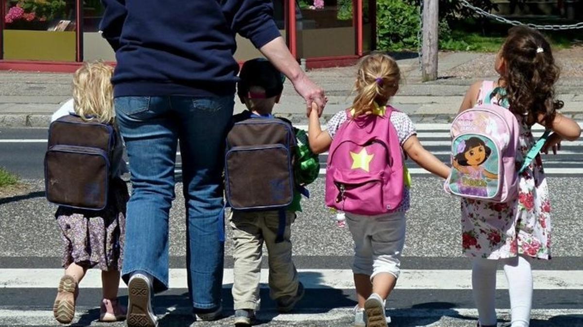 Un grupo de niños acuden al colegio.