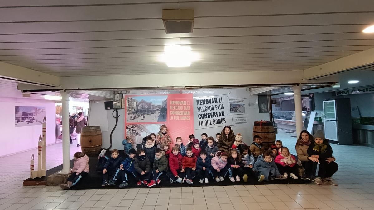 GALERÍA | Visita inesperada en el Mercado de Abastos: los niños de Infantil del Sagrado Corazón de Jesús