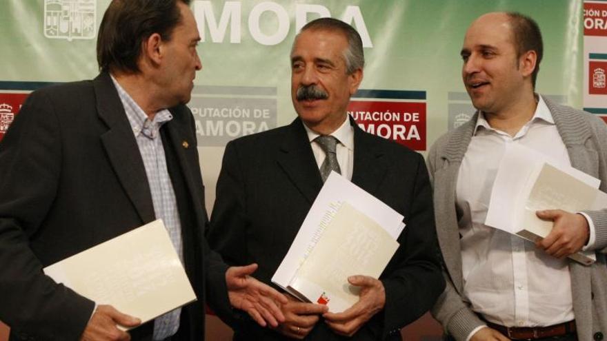 Pedro García, presidente del IEZ, José Luis Bermúdez, diputado de Cultura, y Sergio Pérez, secretario del IEZ, presentan el nuevo anuario.