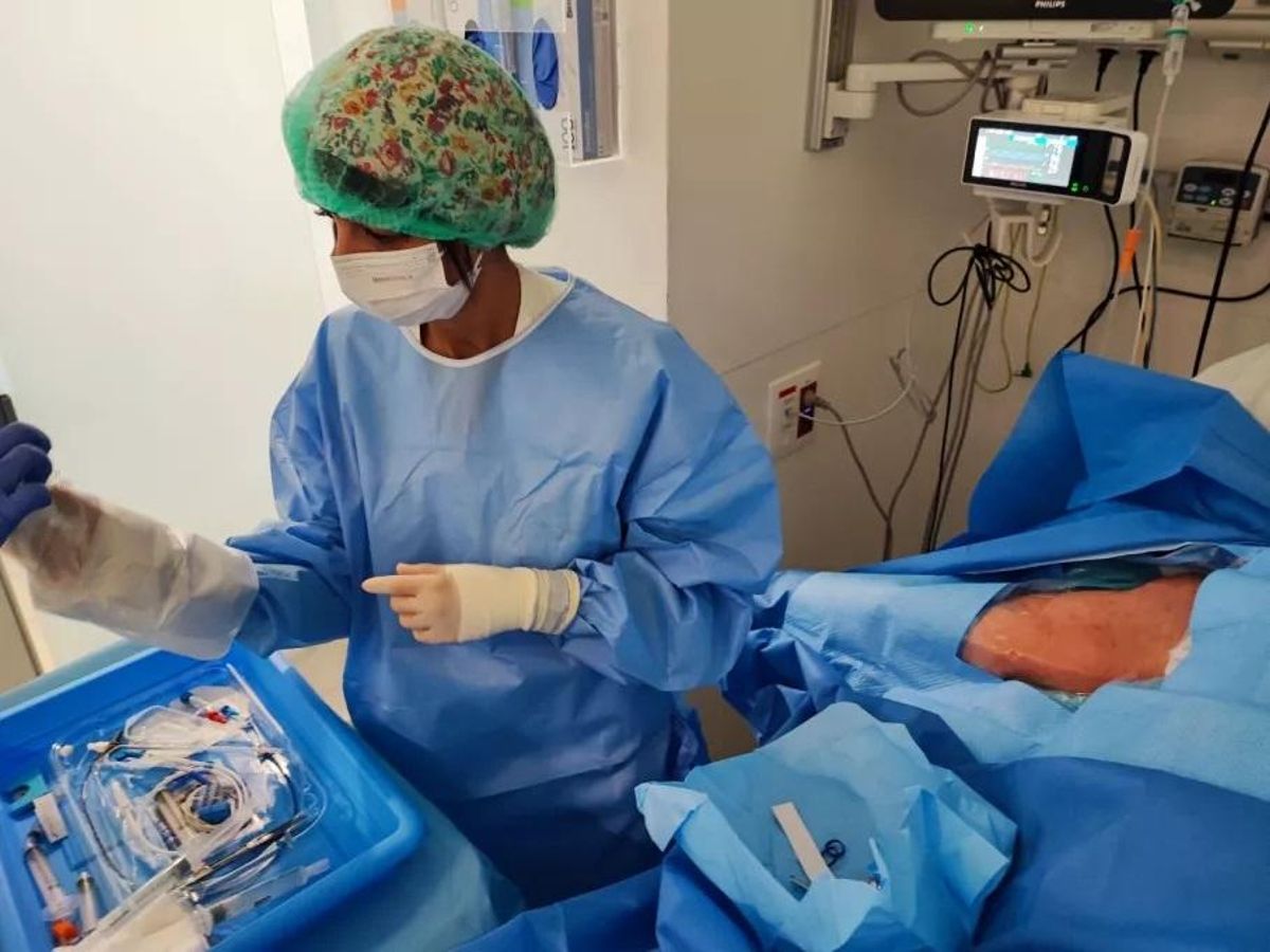 Una de les professionals durant una intervenció.