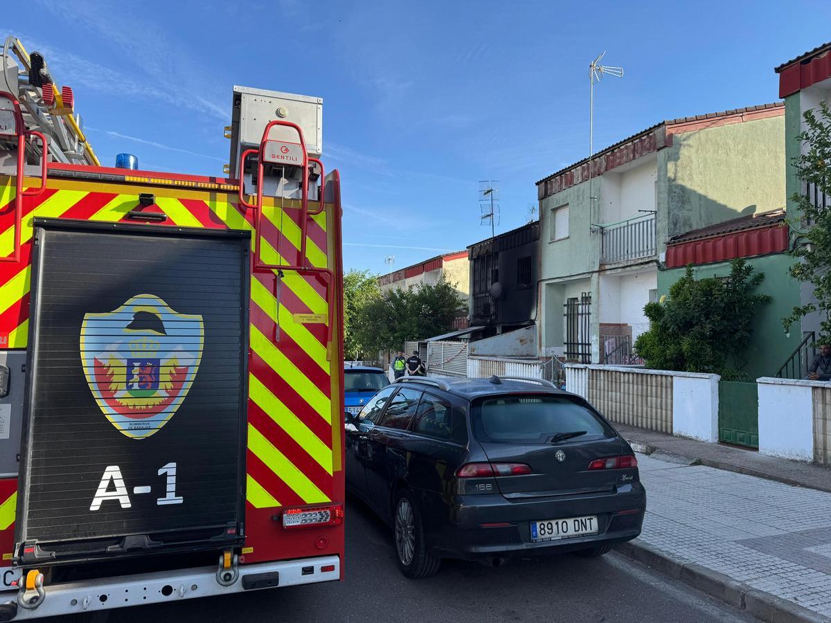 Policía Nacional y bomberos junto a la vivienda del Cerro de Reyes donde se ha declarado el fuego esta madrugada.