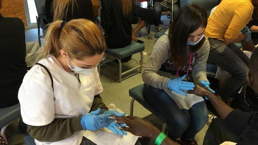 Alumnas de Los Manantiales prestando servicios de manicura en el centro de acogida.