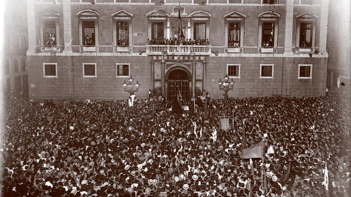 Recibimiento a Francesc Macià después de entregar el proyecto de Estatut de Catalunya en las Cortes (1931). CRÉDITOS: ANC /Sagarra i Plana, Josep Maria/ 23.08.1931 / Rebuda popular a Francesc Macià, president de la Generalitat de Catalunya, de tornada d'un viatge a Madrid per lliurar el text del projecte d'Estatut de Catalunya amb vista a ser aprovat pel parlament de la República. Plaça de la República, Barcelona.