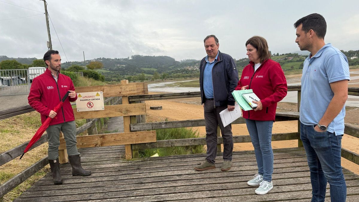 Por la izquierda, David Villar, Alejandro Vega, María González y Javier Calleja, visitan el tramo de la senda sobre el que se trabajará