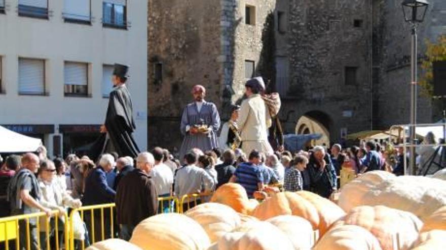 Carbasses exposades i els Tres Savis Piteus ballant al fons