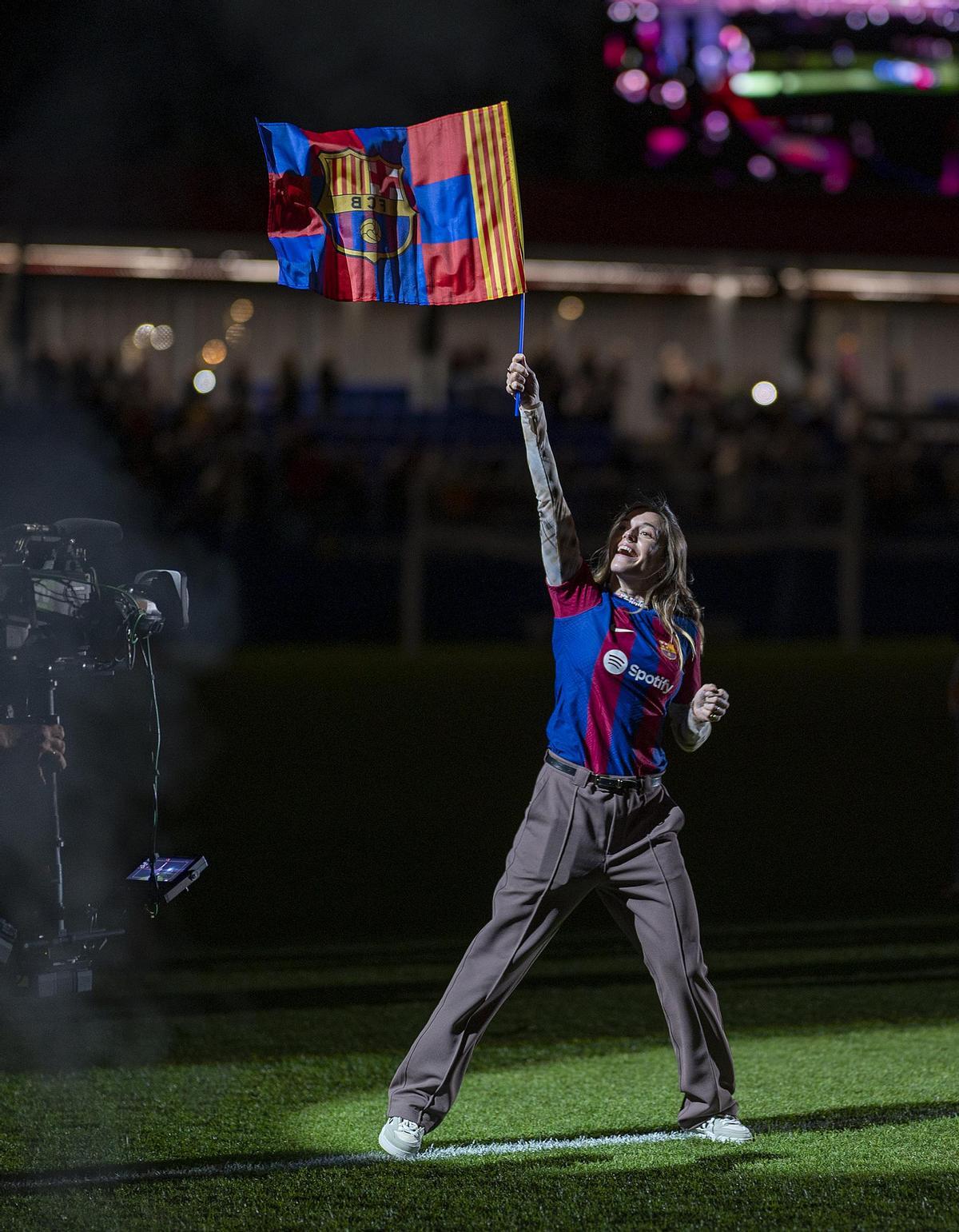 Mapi León ondea una bandera azulgrana durante la celebración de la quinta liga F consecutiva conseguida por el Barça femenino