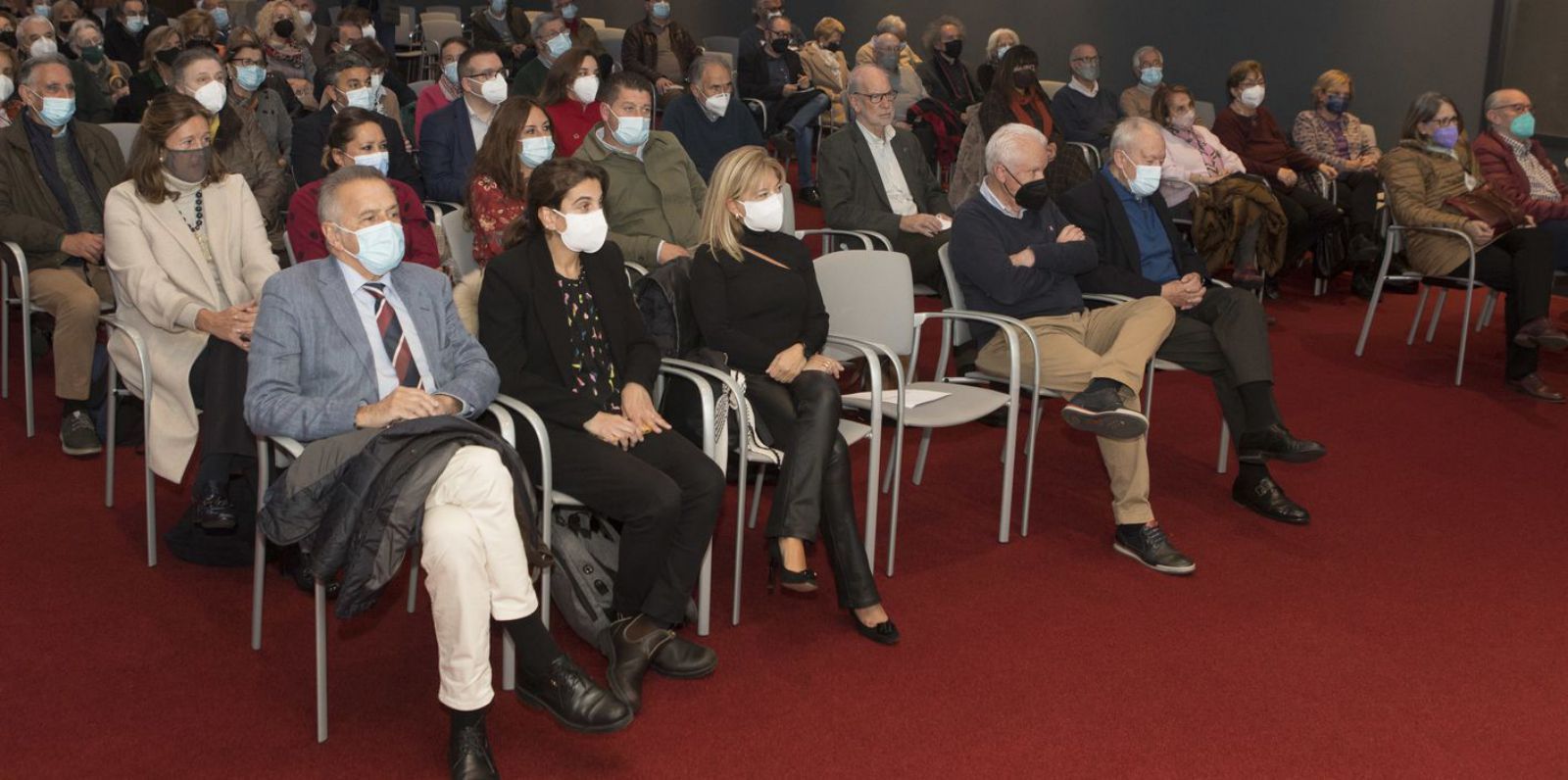 En primera fila, la familia del autor: su hermano, Fernando de Silva; su sobrina, María de Silva, y su mujer, Belén García Iglesias; más a la derecha, Melchor Fernández Díaz y José Manuel Vaquero. 