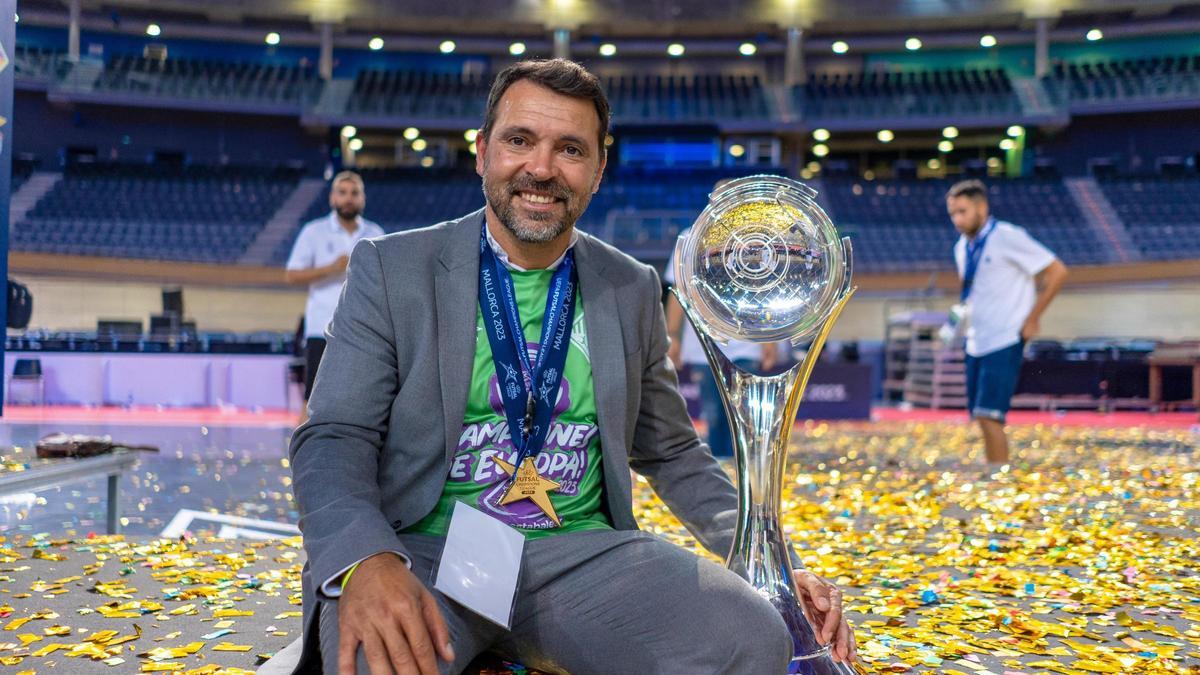 José Tirado posa con el trofeo de la Champions League que ganó el Palma Futsal