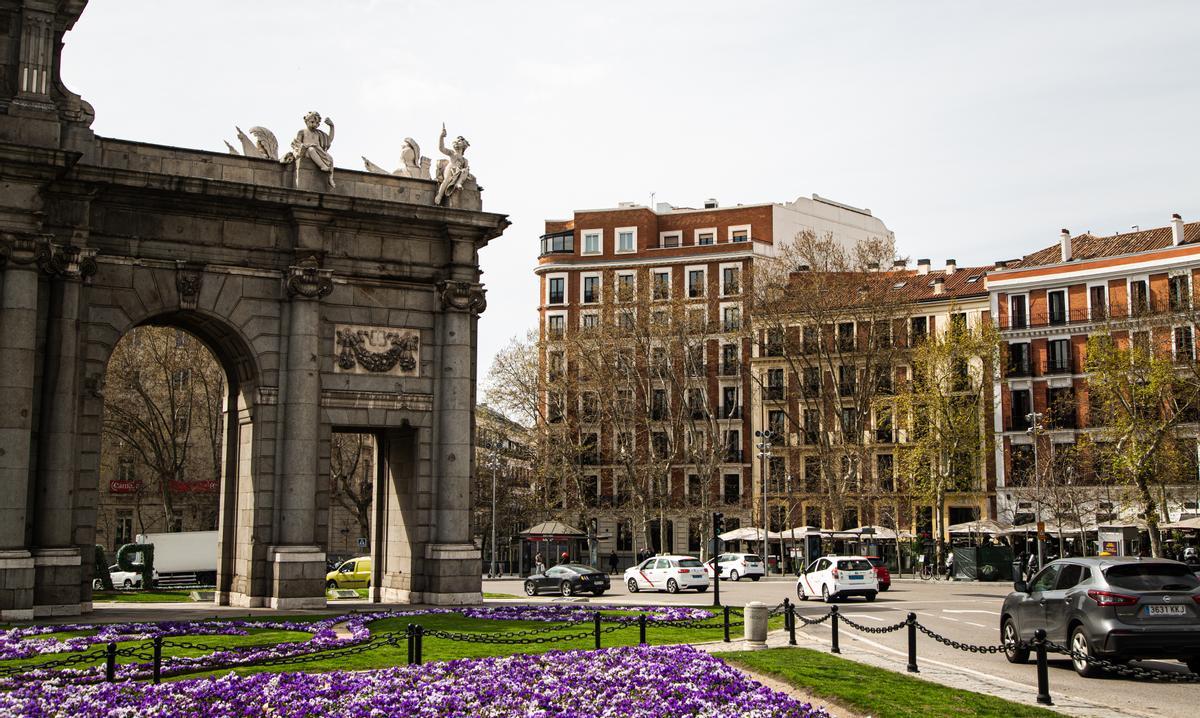 Al fondo, a la izquierda, el edificio que será reformado; en primera plano, la Puerta de Alcalá.